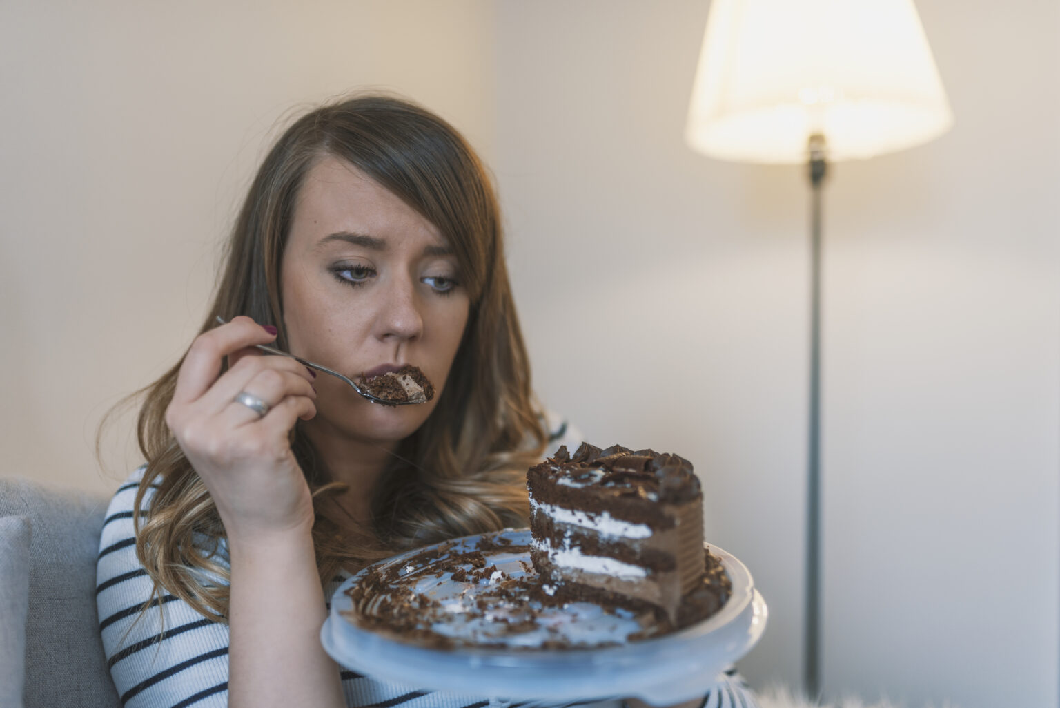 Девушка ест торт
